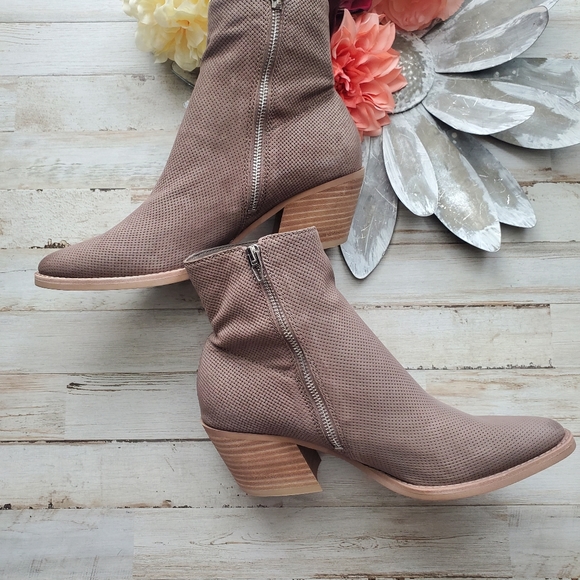 Womens boots - Picture 4 of 8